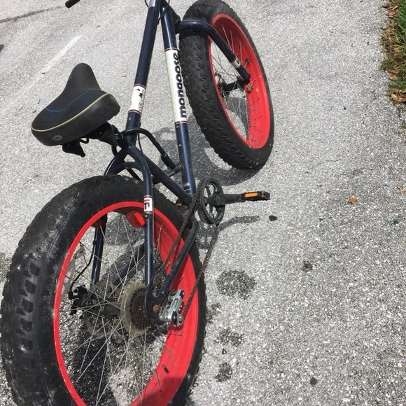 Mongoose Mountain Bike 26” Fat Wheels - Picture 5 of 5